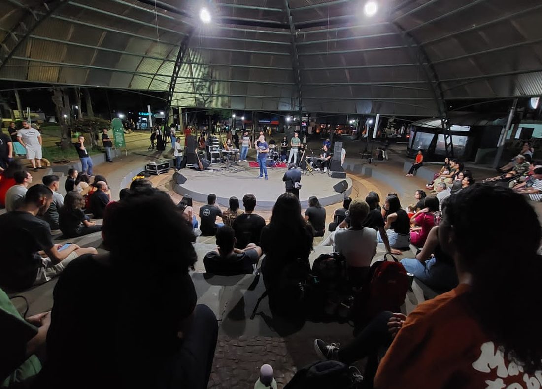 Vista geral do culto à noite durante o avanço missionário em Brotas