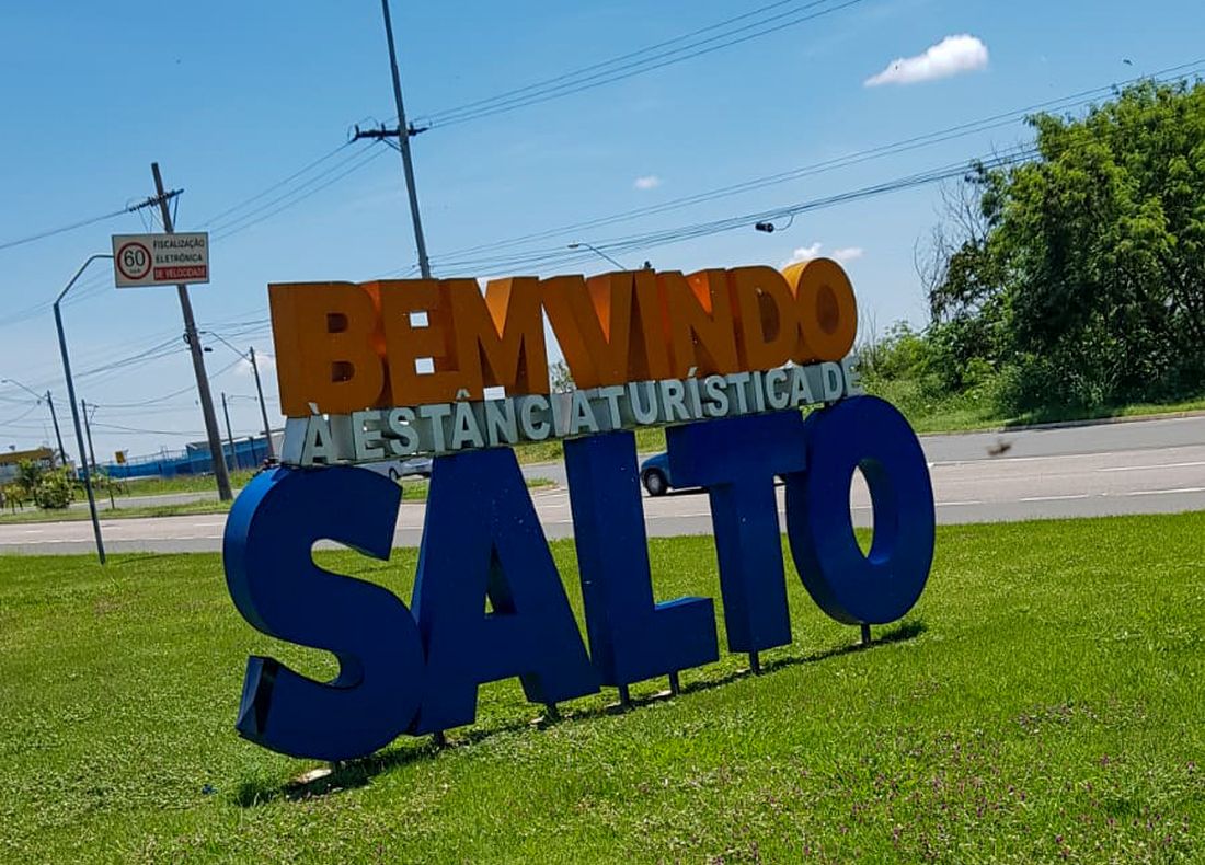Placa de boas-vindas da cidade de Salto, no interior de São Paulo