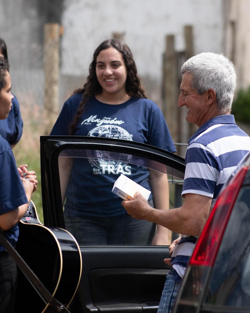 Missionária conversando com um morador durante o evangelismo da UNEC Paulista